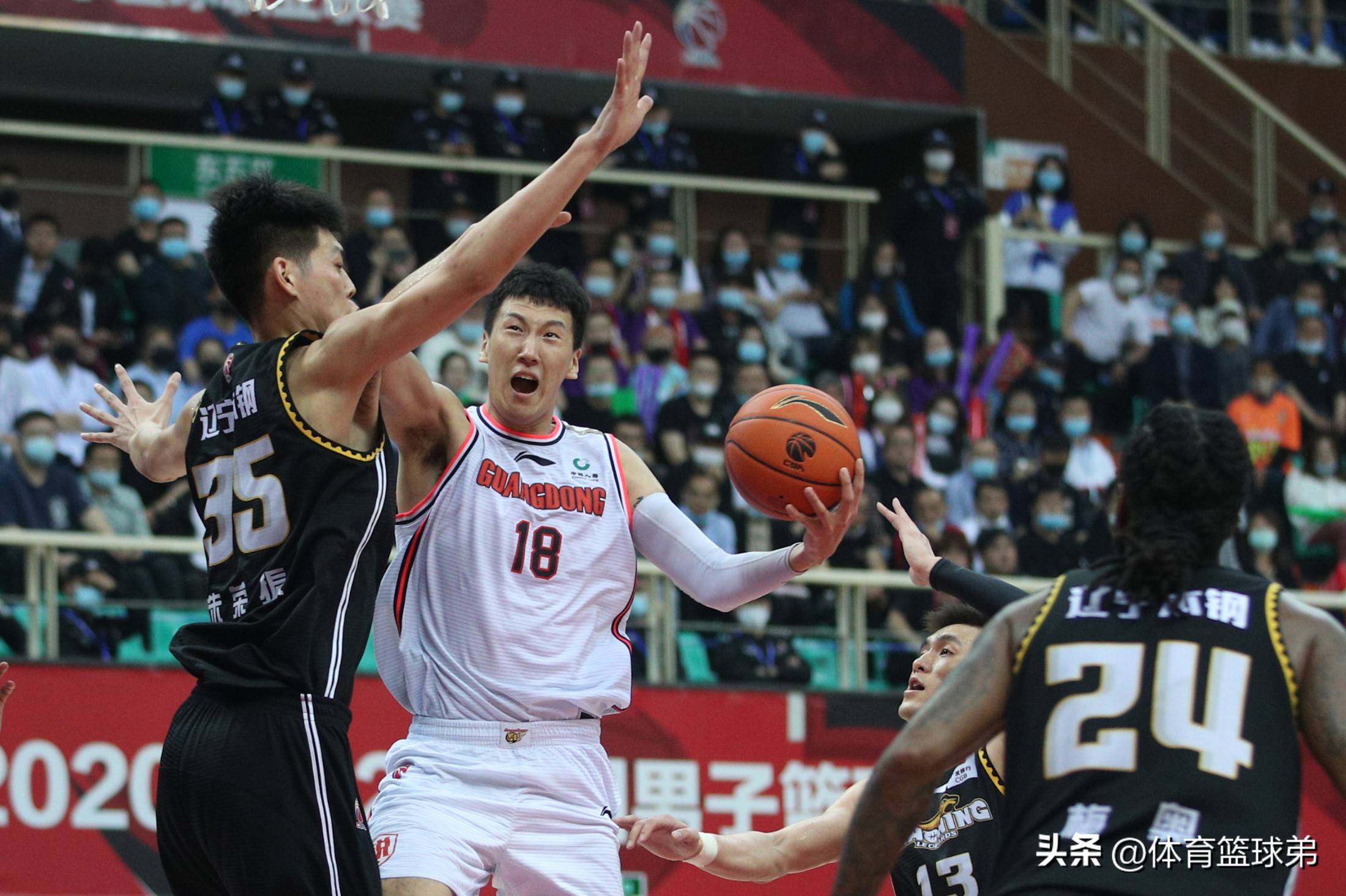 开云体育官网-篮球比赛中出现的意外事件引起关注