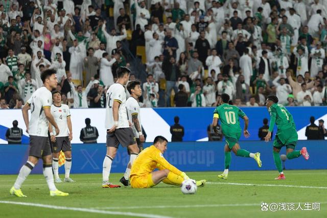 开云体育官方网站-巨星球员在足坛大放异彩，引发球迷热议