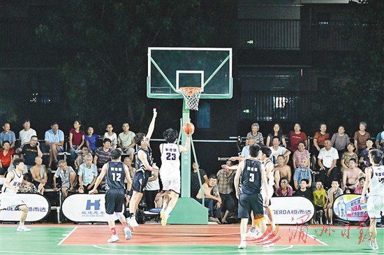 开云体育在线-比赛节奏激烈，场上拼抢不断