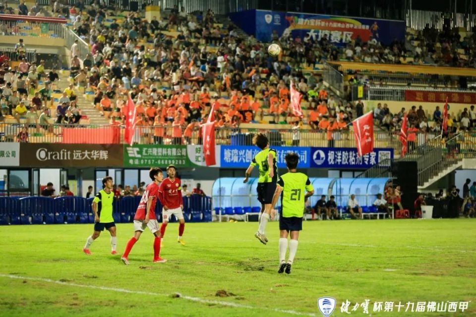 比赛节奏激烈,场上拼抢不断 比赛节奏激烈,场上拼抢不断