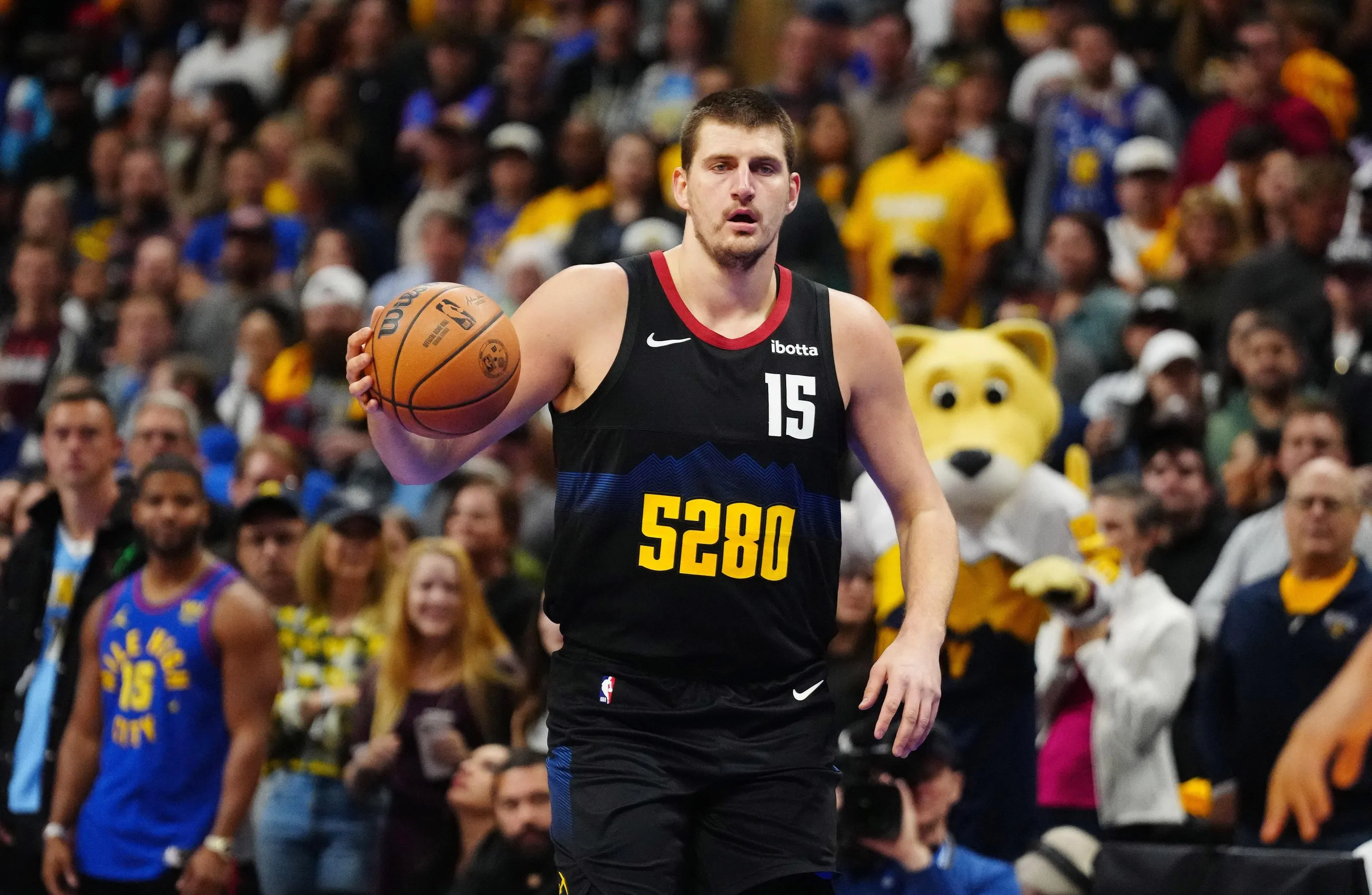 掘金主场惜败太阳,约基奇出彩但无助球队 掘金主场惜败太阳,约基奇出彩但无助球队