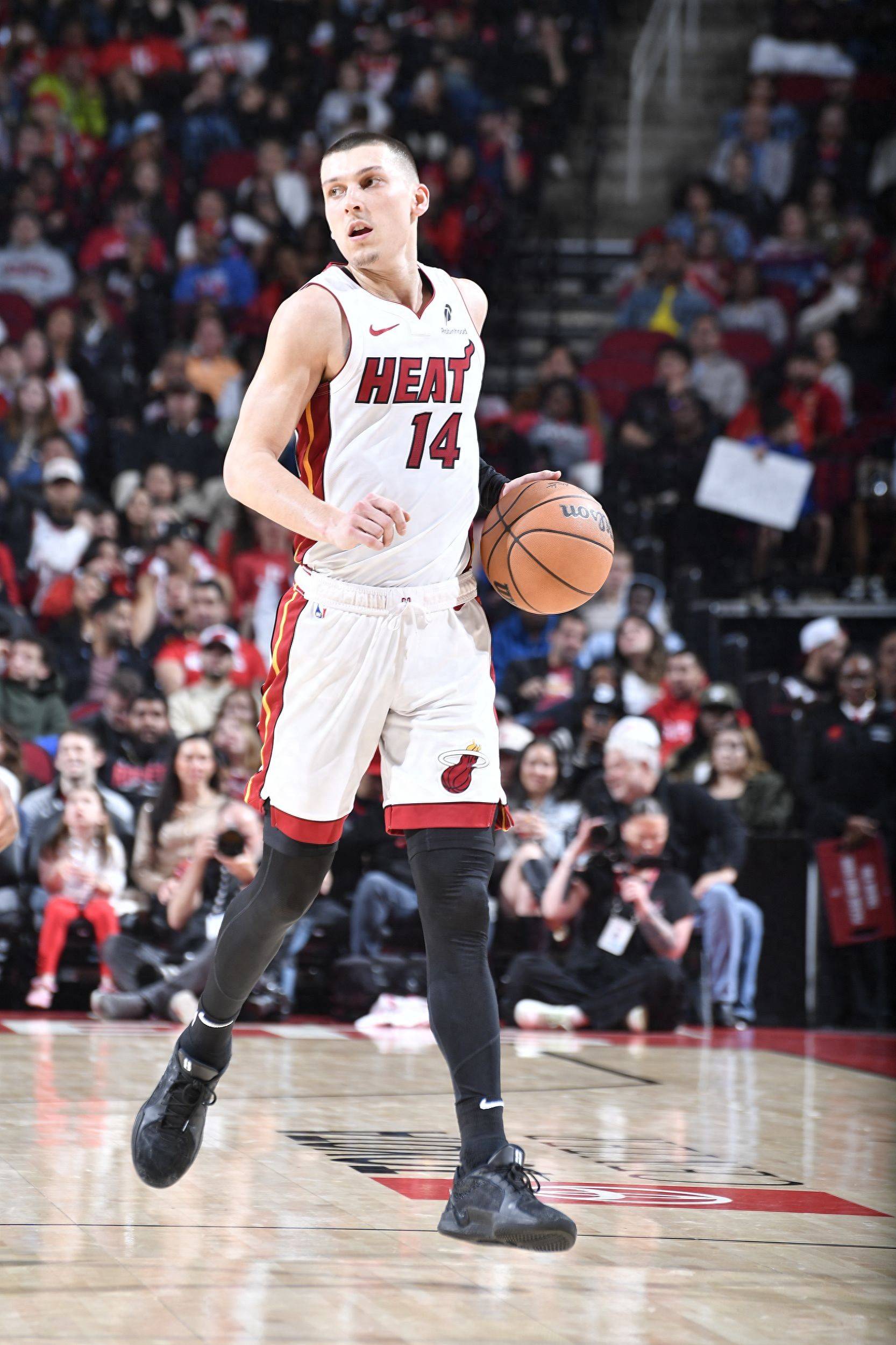 热火胜鹈鹕,登顶东部榜首 热火胜鹈鹕,登顶东部榜首