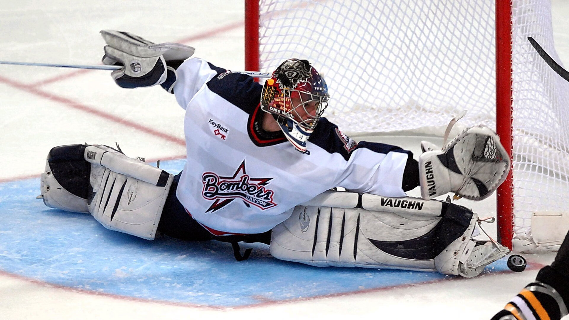 开云体育中国-极限赛道与篮球之夜，当维斯塔潘的引擎遇见布克的关键球