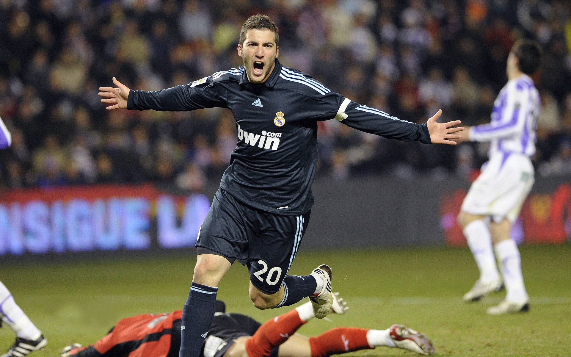 逆转之火,当库尔图瓦点燃马赛的希腊之夜