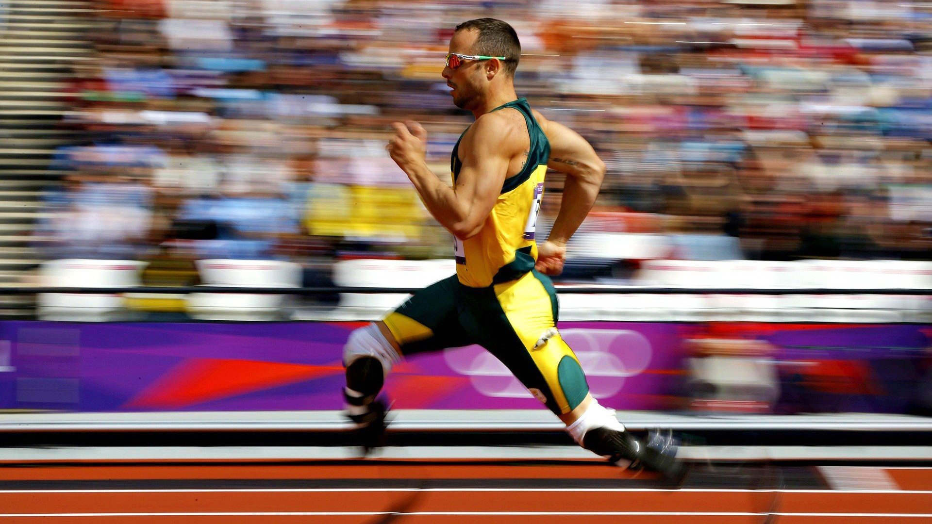 逆袭神话，红牛二队‘越级斩王’塞恩斯上演独舞颠覆F1权力游戏